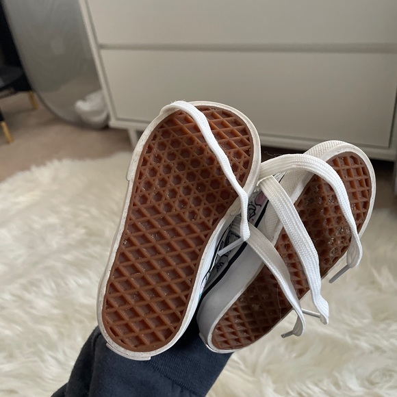 Baby vans with brand new shoe strings - Picture 6 of 9